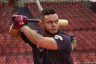 El prospecto Jesús Bastidas al fin debuta con Cardenales: trae poder y un Guante de Oro 