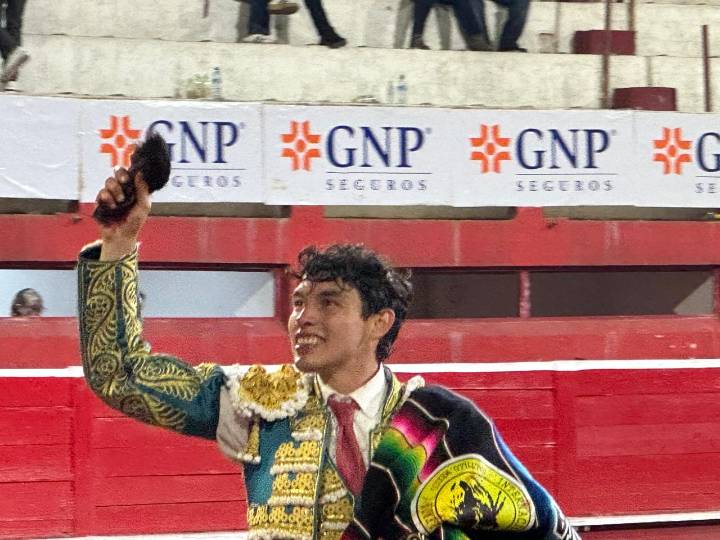 Dividen triunfo en corrida dominical de la Monumental Monterrey