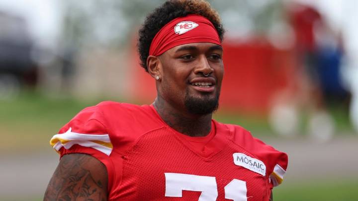 Chiefs OT Simmons keeping reason for 22-day absence 'in house'