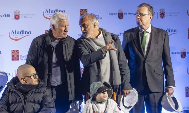 Richard Gere pone la primera piedra del gimnasio pediátrico más grande de España