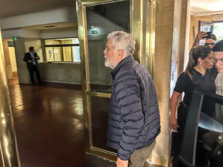 Julio de Vido se presentó en Comodoro Py y quedó detenido por la tragedia de Once: lo trasladarán a Ezeiza a la espera de que se resuelva su prisión domiciliaria