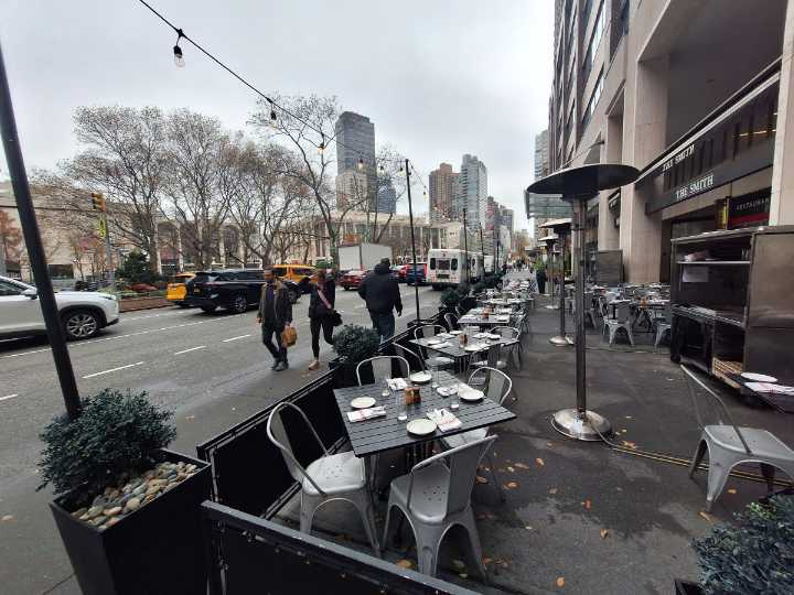 Líderes gremiales de restaurantes latinos en la Gran Manzana exigen que programa ‘Dining Out NYC’ funcione todo el año