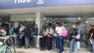 Largas filas de usuarios de Nueva EPS en sede Pasarela al norte de Cali, tras fin de convenios con Clínicas de Occidente y Remedios
