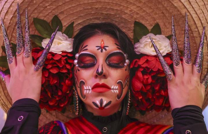 Honoring loved ones at a colorful Día de los Muertos celebration in Seattle