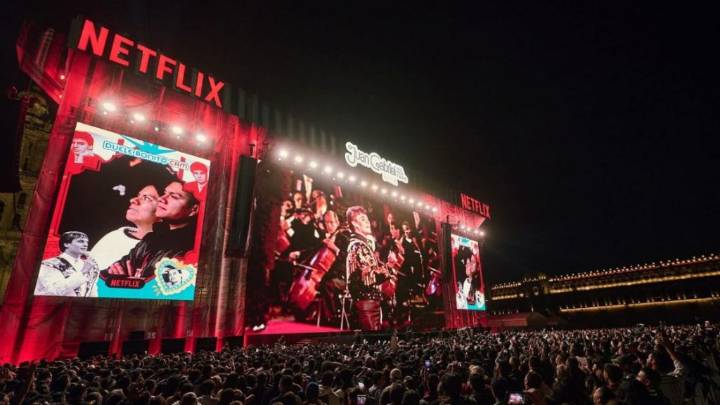 El Zócalo se rinde ante ‘El Divo’: Juan Gabriel reune a 170 mil