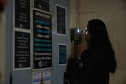 Jueza: gobierno sigue bloqueando el acceso de migrantes a abogados en centro de detención en LA