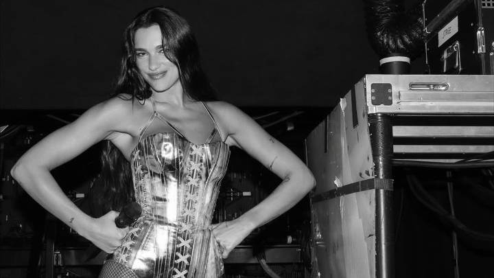 ¡Dua Lipa en modo colombiano! Fanáticos habrían escuchado el tema local que cantará esta noche en Bogotá