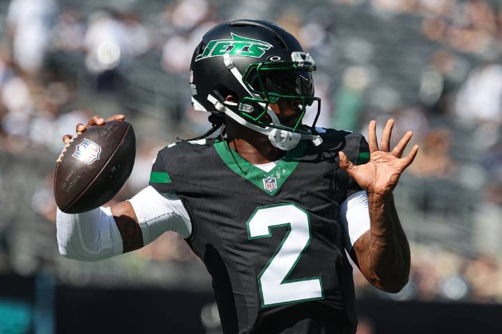 Deadspin | Reports: Jets replacing QB Justin Fields with Tyrod Taylor