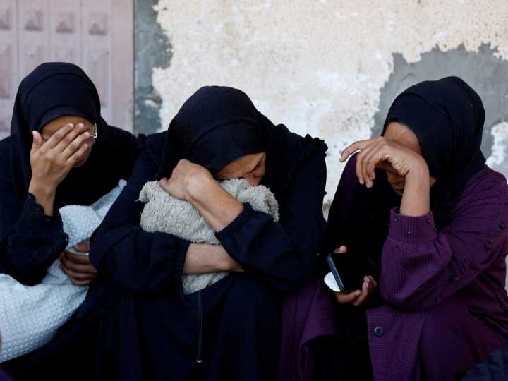 Hamas meet Egypt’s spy chief, says Israel’s attacks on Gaza threaten truce