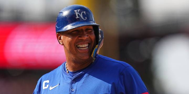 Salvador Perez agrees to a two-year contact to remain with the Royals