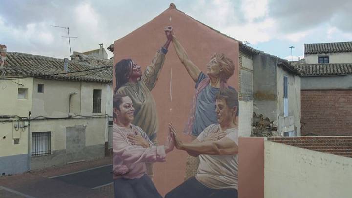 'Dúo Amazonas': las artistas migrantes que pintan murales feministas