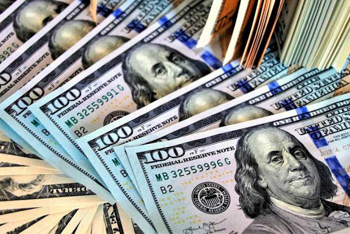 El dólar oficial cae por segunda rueda consecutiva en la antesala a una licitación clave para el Tesoro