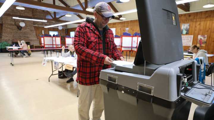 New Bedford poll workers commended for addressing minor machine jams