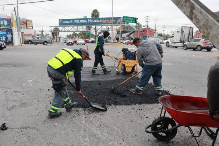 Refuerzan labores de bacheo en la Saltillo 2000