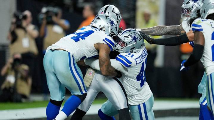 Cowboys honor Kneeland, then get 4 TD passes from Prescott in 33