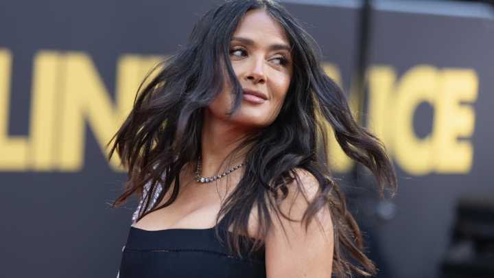 Salma Hayek presume el vestido con lentejuelas y escote ideal para Navidad