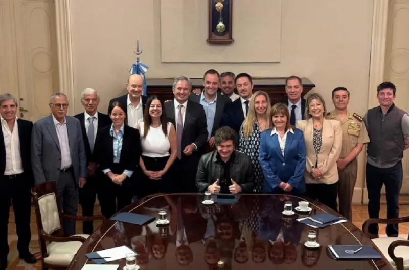 Milei flexibilizó las restricciones y habilitó a los ministros a vacacionar sin destinos prohibidos