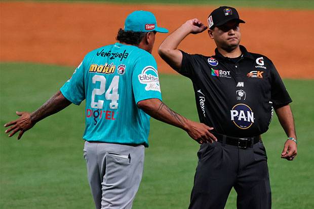 Henry Blanco suspendido por dos juegos y multado