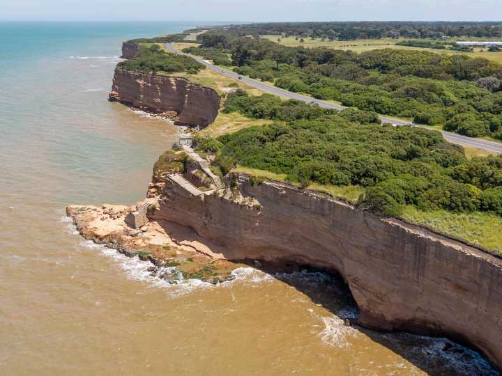 Abandono y peligro: cómo es la escalera en la que murió una periodista en Mar del Plata y quién debe controlar el lugar