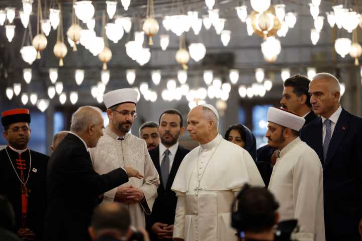 Pope Leo tours Istanbul’s Blue Mosque during Turkiye trip