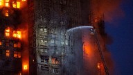 Mueren 13 personas por incendio en complejo de rascacielos residenciales en Hong Kong