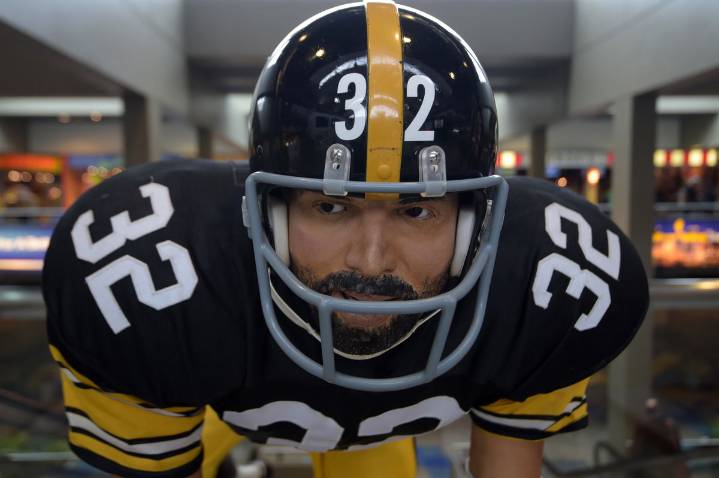Steelers Legend Franco Harris’ Statue Relocation Goes Wrong & Fans Aren’t Happy