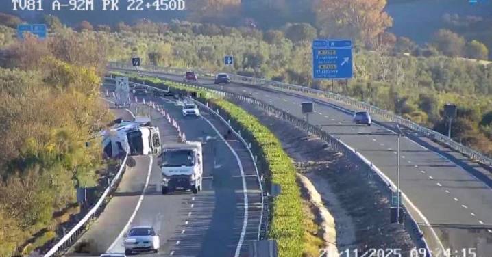 Un camión volcado provoca leves retenciones en la A-92M a la altura de Villanueva del Rosario