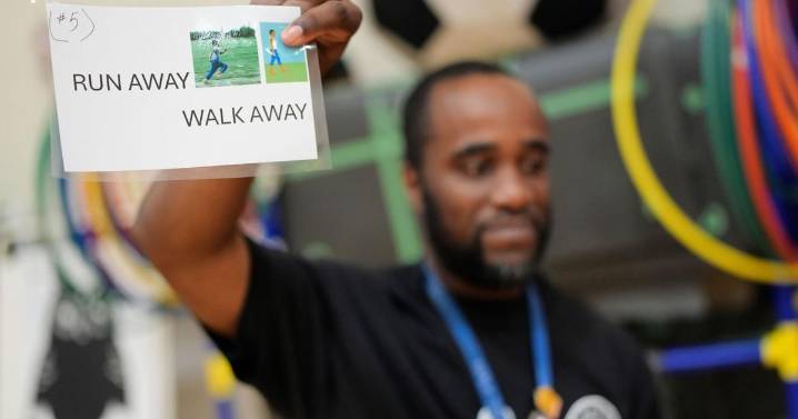 Alumnos de escuelas públicas de EEUU recibirán lecciones de seguridad con armas de fuego