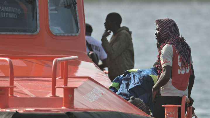 Salvamento Marítimo rescata un cayuco con cuatro muertos frente a la isla de El Hierro