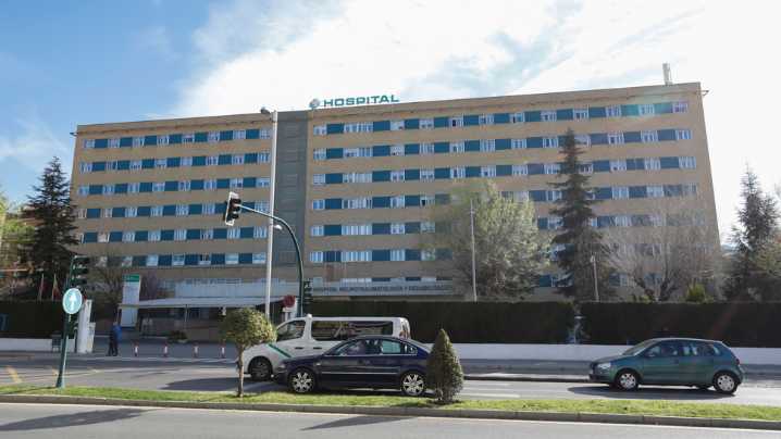 Heridos cuatro jóvenes en Peligros tras colisionar un coche con otro que estaba aparcado