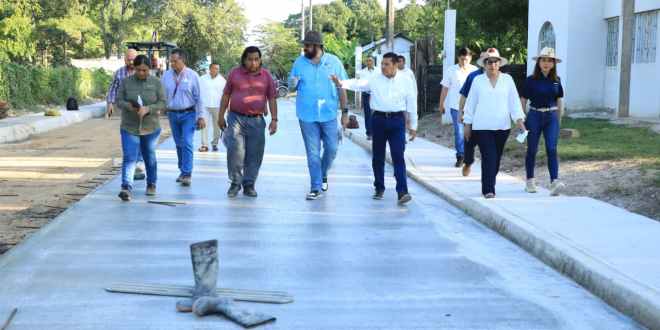 Supervisa Javier May pavimentación de calles con concreto hidráulico en Villa El Triunfo, Balancán