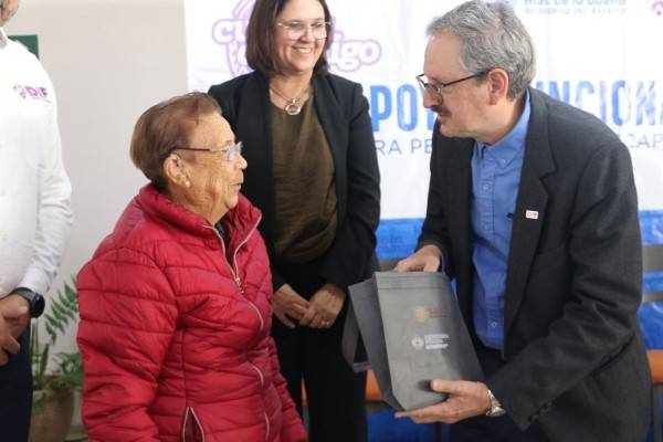 Entregan más de 300 aparatos de movilidad y auxiliares auditivos