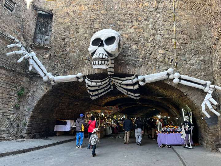 Sube a 300 mil cifra de visitantes esperados para Día de Muertos en la capital