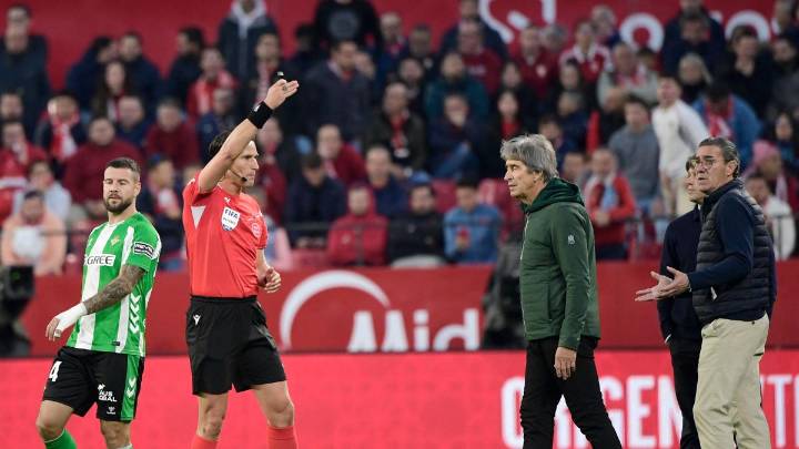 El derbi entre Sevilla y Betis, interrumpido por lanzamiento de botellas