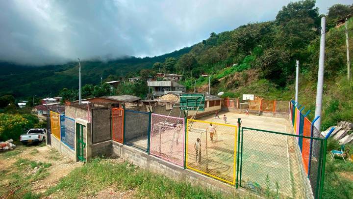 CICR entregó cerramiento a colegio rural de Briceño, Antioquia, para que los niños puedan estudiar tranquilos