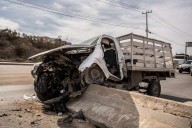 Hombre queda prensado tras chocar contra un muro sobre el bulevar 2000