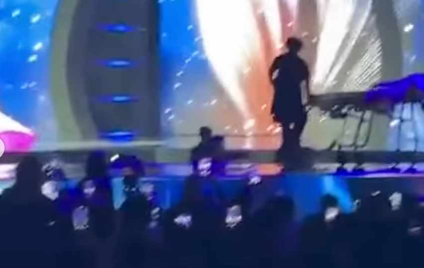 Miss Jamaica sufre aparatosa caída durante la preliminar de traje de noche en Miss Universo 2025