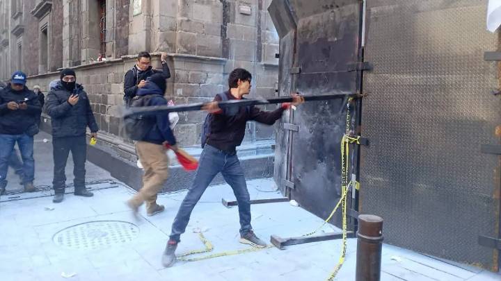 CNTE intenta derribar vallas metálicas que protegen Palacio Nacional