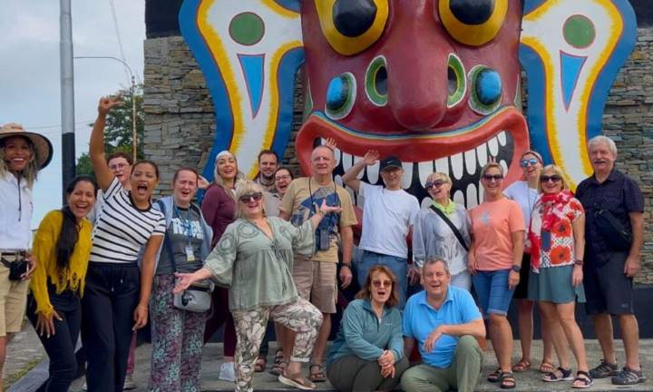 Turistas polacos disfrutan la experiencia de los Diablos Danzantes de Yare