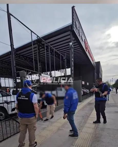 Allanan un local de compra-venta de autos en Mariano Moreno por una causa judicial de Buenos Aires