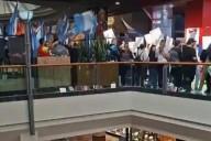 Una imagen nunca vista: trabajadores hicieron un piquete en pleno shopping Unicenter por despidos masivos