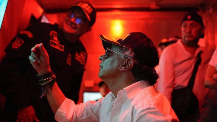 Presidente Petro defiende polémico decreto que eliminaría requisitos para ser embajador