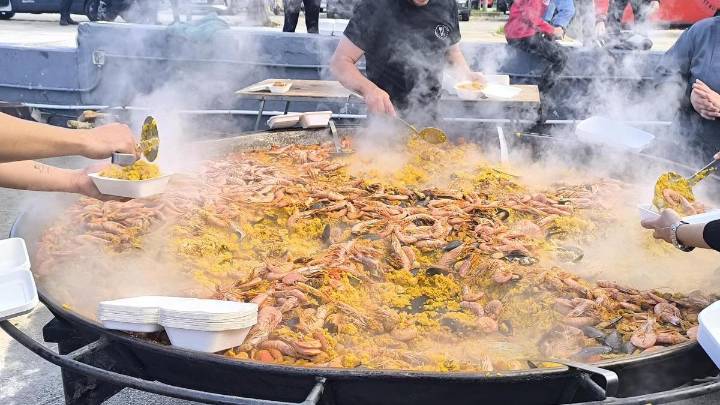 Aficionados del Mallorca en la paella gratuita que ha organizado el club: "Los mallorquinistas necesitamos un empujón como este"