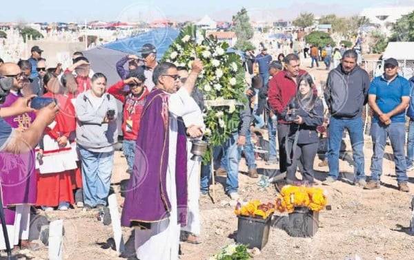 Abarrotan los panteones para honrar a sus muertos