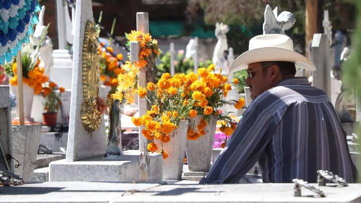 Con flores y veladoras, miles de familias visitan los panteones de Aguascalientes este Día de Muertos