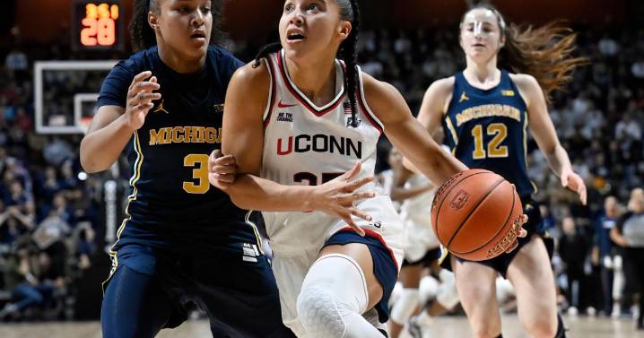 Azzi Fudd scores 31 points to help No. 1 UConn top No. 6 Michigan 72