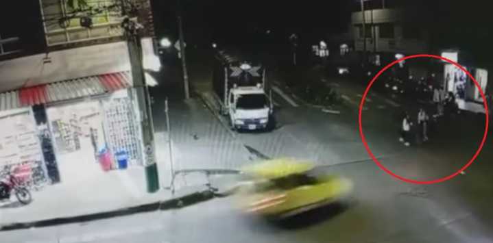 Taxi ebrio embiste a 11 personas en San Cristóbal: dos menores luchan por sus vidas