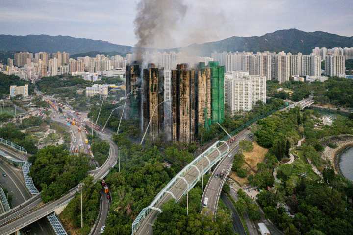 Aumentan a 83 los muertos en el peor incendio de Hong Kong en 30 años