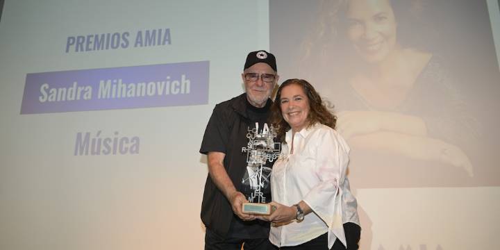 AMIA entregó los premios a los Artistas Solidarios 2025: emociones, recuerdos y un desfile de figuras