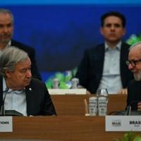 World leaders ditch ties at sweaty climate summit